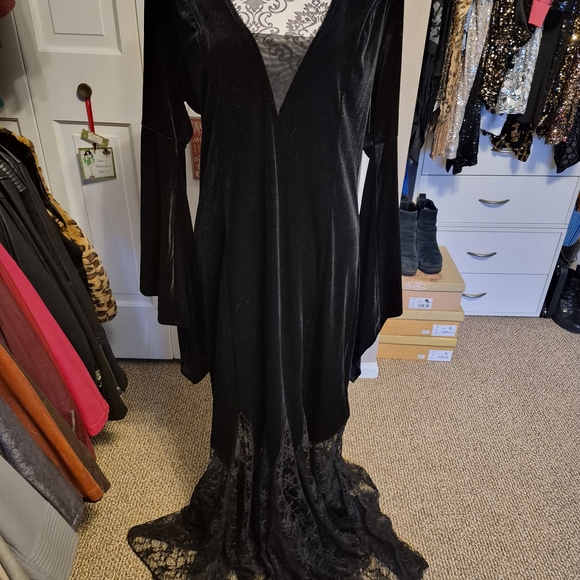 Elegant Black Dress with Lace Details - Picture 2 of 9